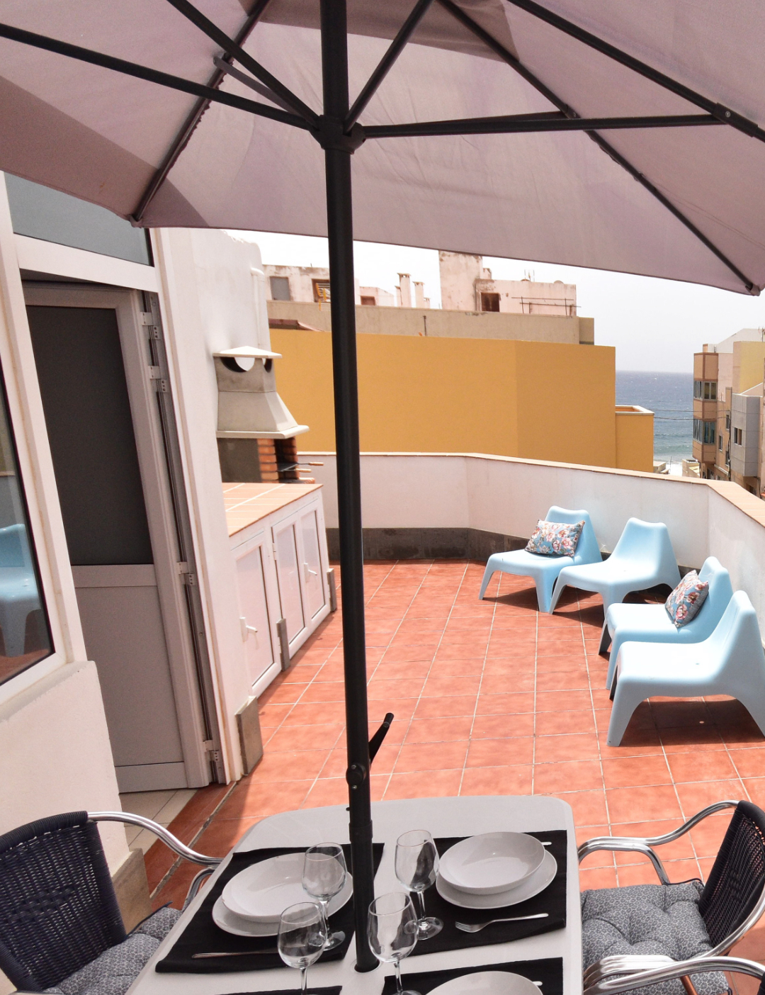 Terraza con vistas al mar con mobiliario exterior y barbacoa Gran Canaria Stay Esquina Blanca Arinaga Gran Canaria