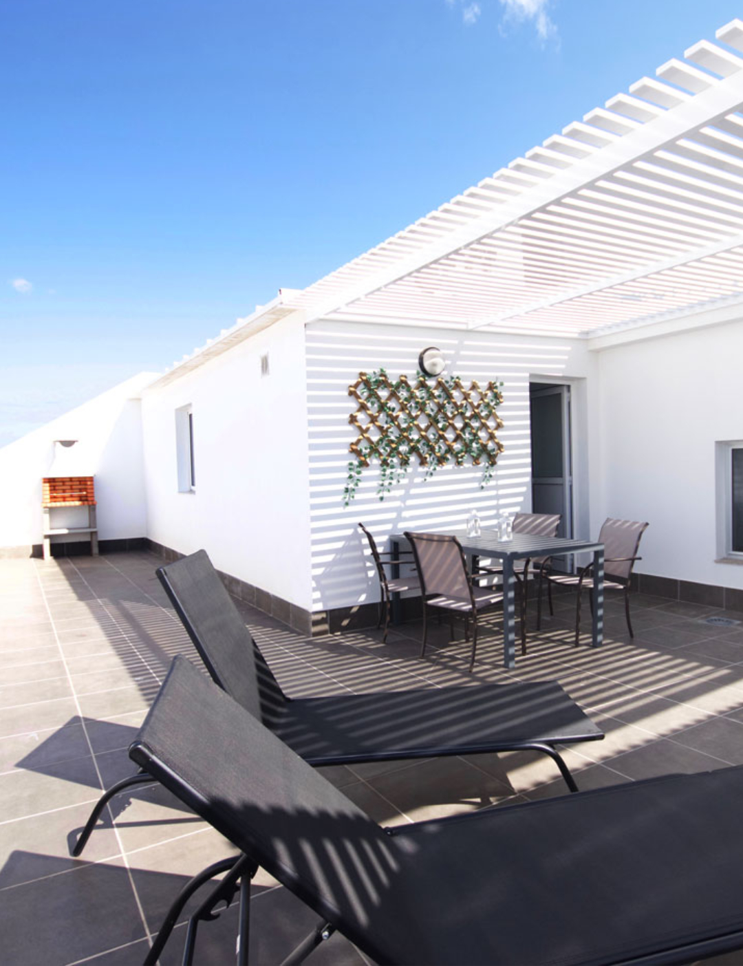 Terraza con mobiliario exterior y barbacoa ático Gran Canaria Stay Majoreras Carrizal Gran Canaria