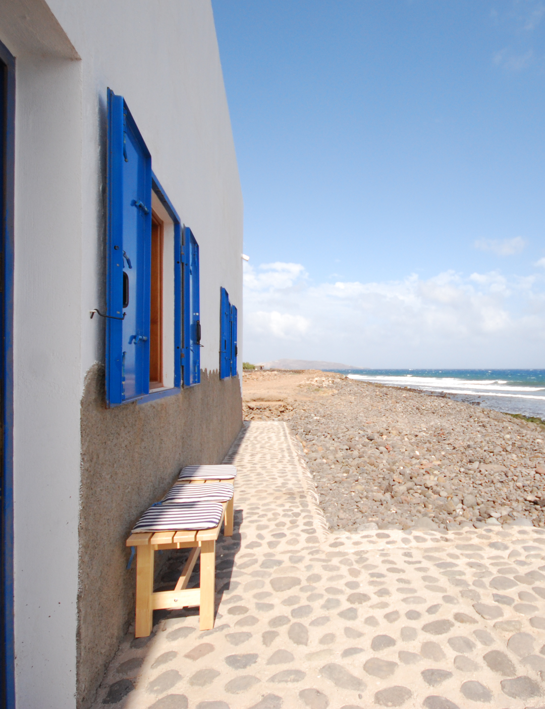 Puerta y ventanas con banca directo al mar Casa Langostero Playa de Vargas Gran Canaria