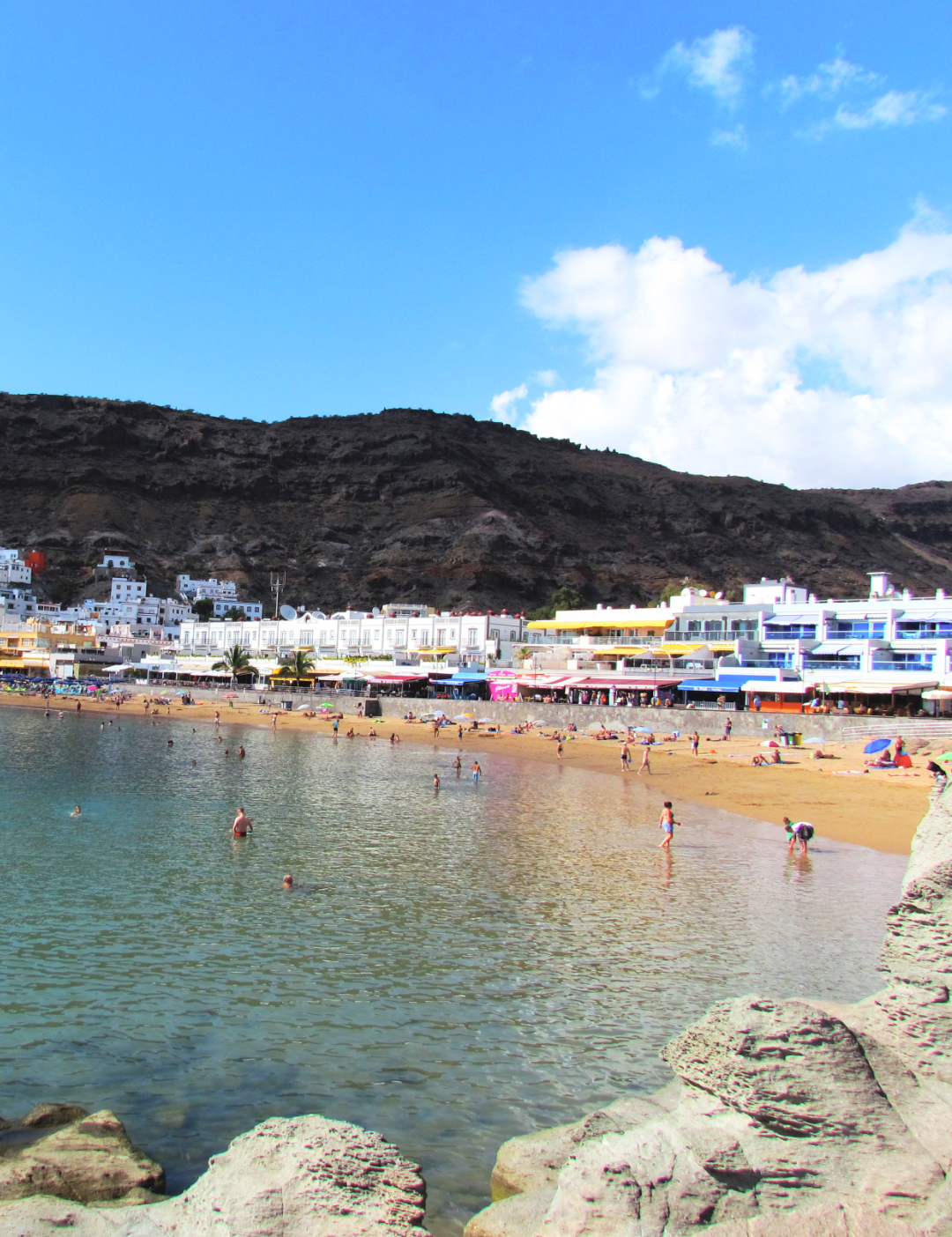Playa del Inglés en Gran Canaria con arena dorada, aguas tranquilas y ambiente turístico